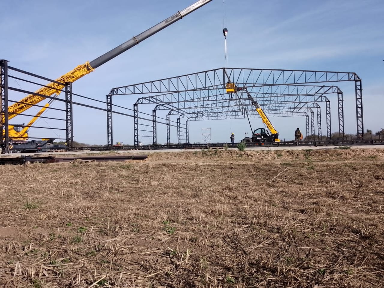 Estructura metálica de nave industrial en obra